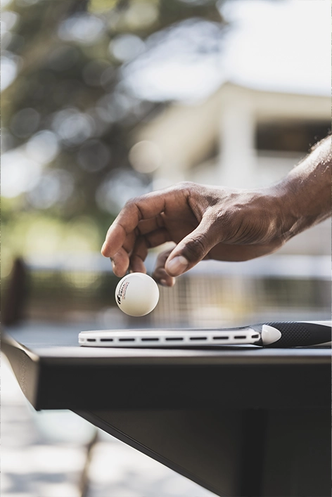 Focus sur notre table de ping-pong medium Origin avec une raquette Nexeo X70 et une balle